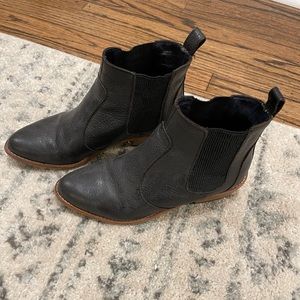GAP Black leather booties